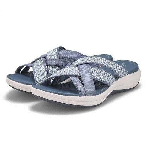 Ladera De Fondo Grueso Y Zapatillas Frías Con Suela Plana Y Color Cruzado Con Sandalias