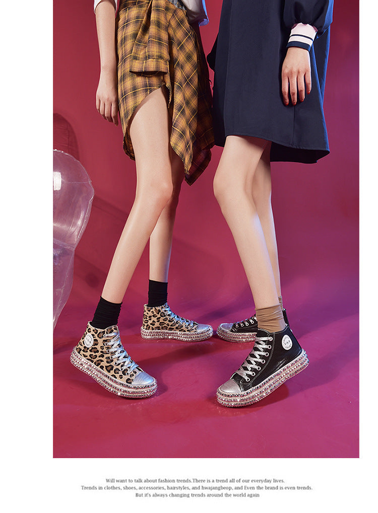 Elegantes zapatos brinllante de top alto