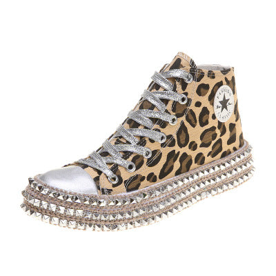Elegantes zapatos brinllante de top alto