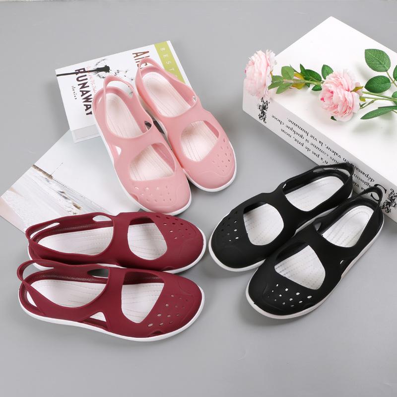 Forme a señoras planas las sandalias elásticas impermeables de las mujeres de los zapatos de la jalea