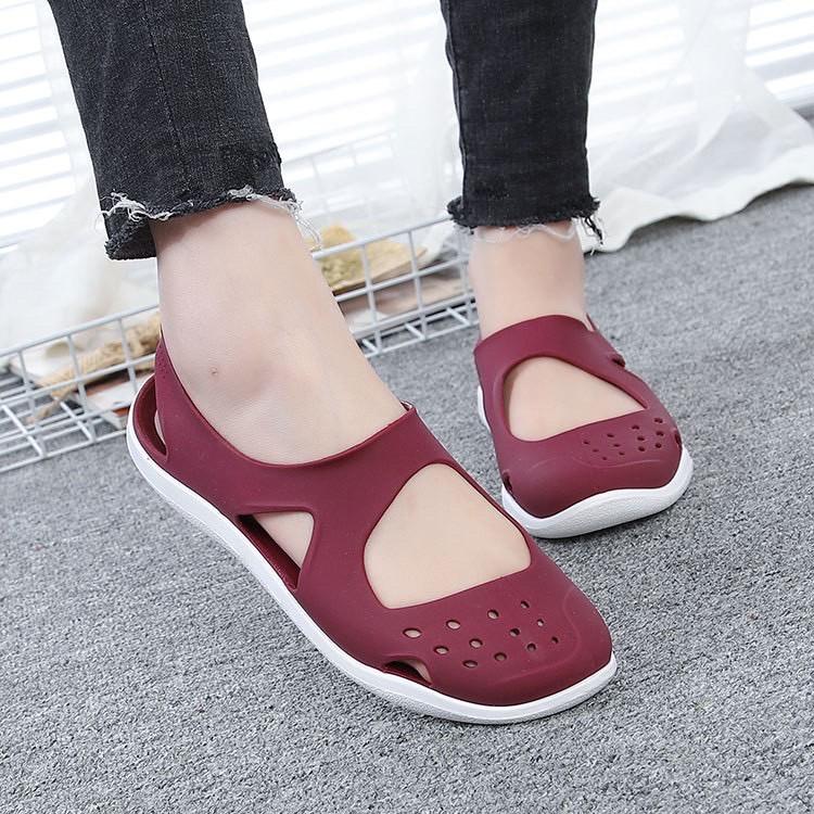 Forme a señoras planas las sandalias elásticas impermeables de las mujeres de los zapatos de la jalea