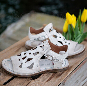 Sandalias informales con hebilla retro