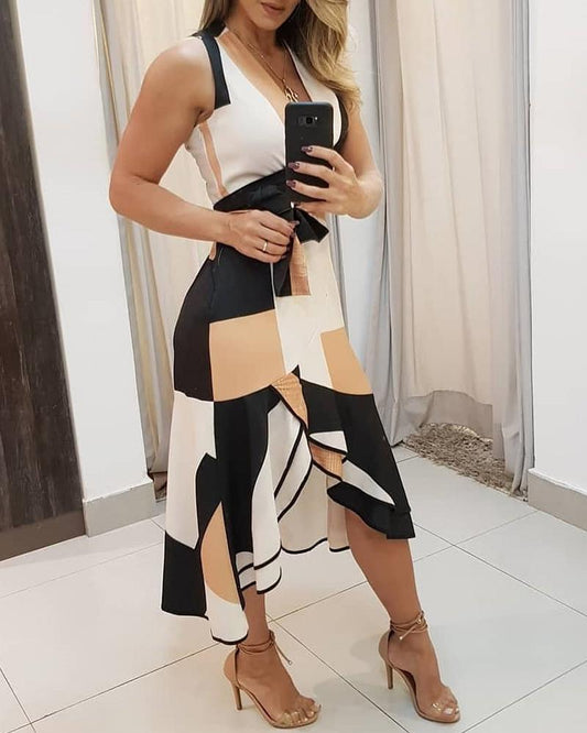 Vestido irregular anudado con cuello en V y estampado de bloques de color