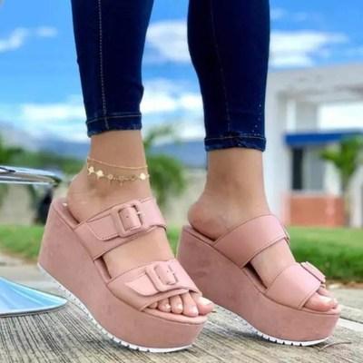 Aumentar las sandalias de cuña diarias