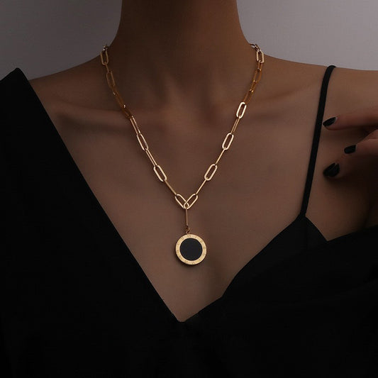 Retro High Sense Ins Tide Viento Frío Concha Negra Colgante Clavícula Suéter Collar Mujeres