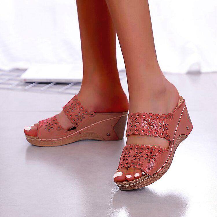 El Pastel De Pino Con Talón De Pendiente Está Hueco Y Aumenta, Y Las Zapatillas Frías Romanas Con Los Dedos Abiertos Están Abiertas.