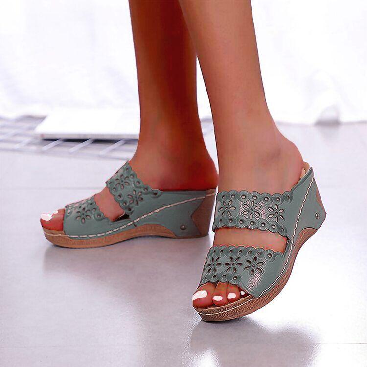 El Pastel De Pino Con Talón De Pendiente Está Hueco Y Aumenta, Y Las Zapatillas Frías Romanas Con Los Dedos Abiertos Están Abiertas.